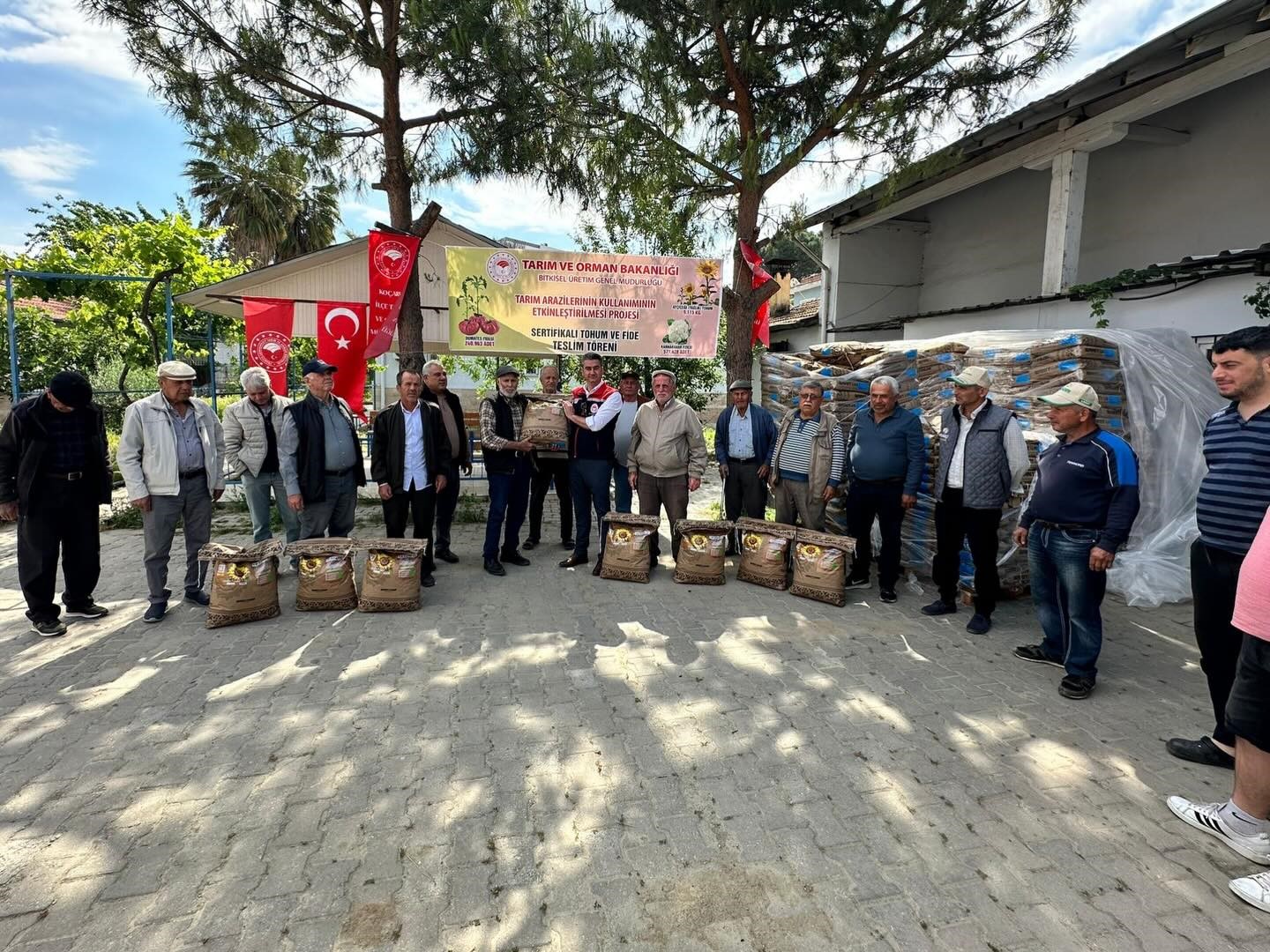 kocarli-da-3-bin-kilo-aycicegi-tohumu-ureticilere-dagitildi