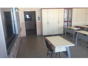 Bu Okulun Sınıflarında Çöp Kovası Yok