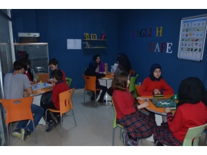 Bu Kafede Eğlenerek İngilizce Öğreniyorlar