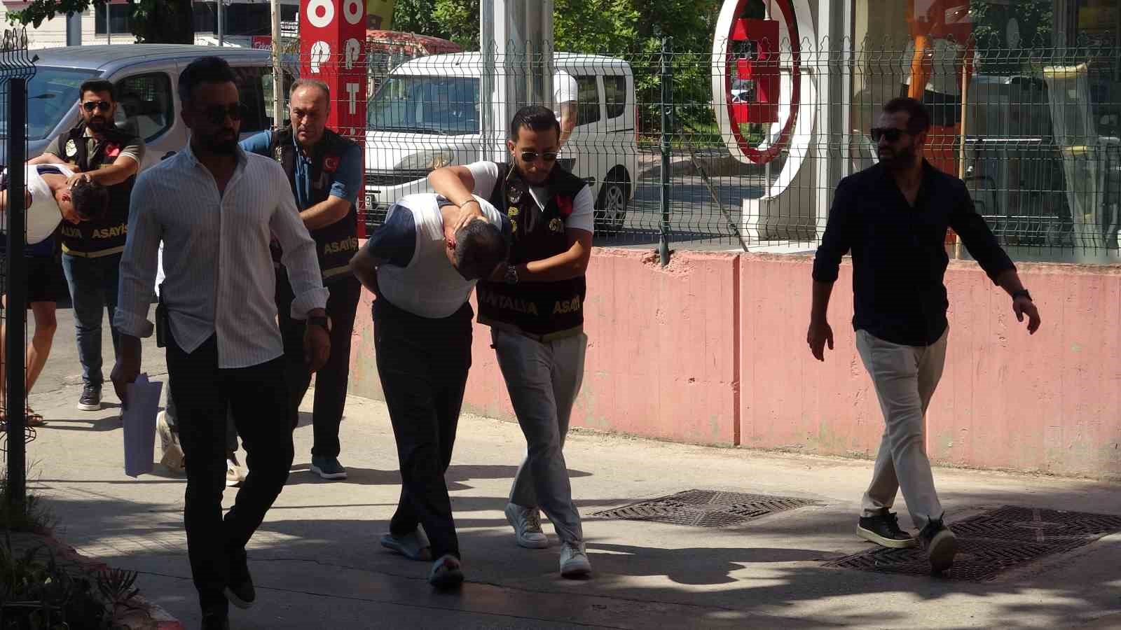 antalya-da-cinayetle-sonuclanan-otomobile-silahli-saldiriya-olayina-3-gozalti