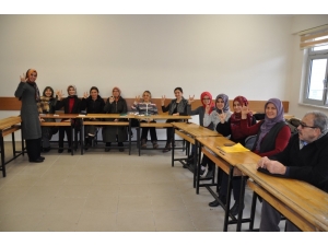 İşaret Dili Öğrendi, Ailesine Tercüman Oldu