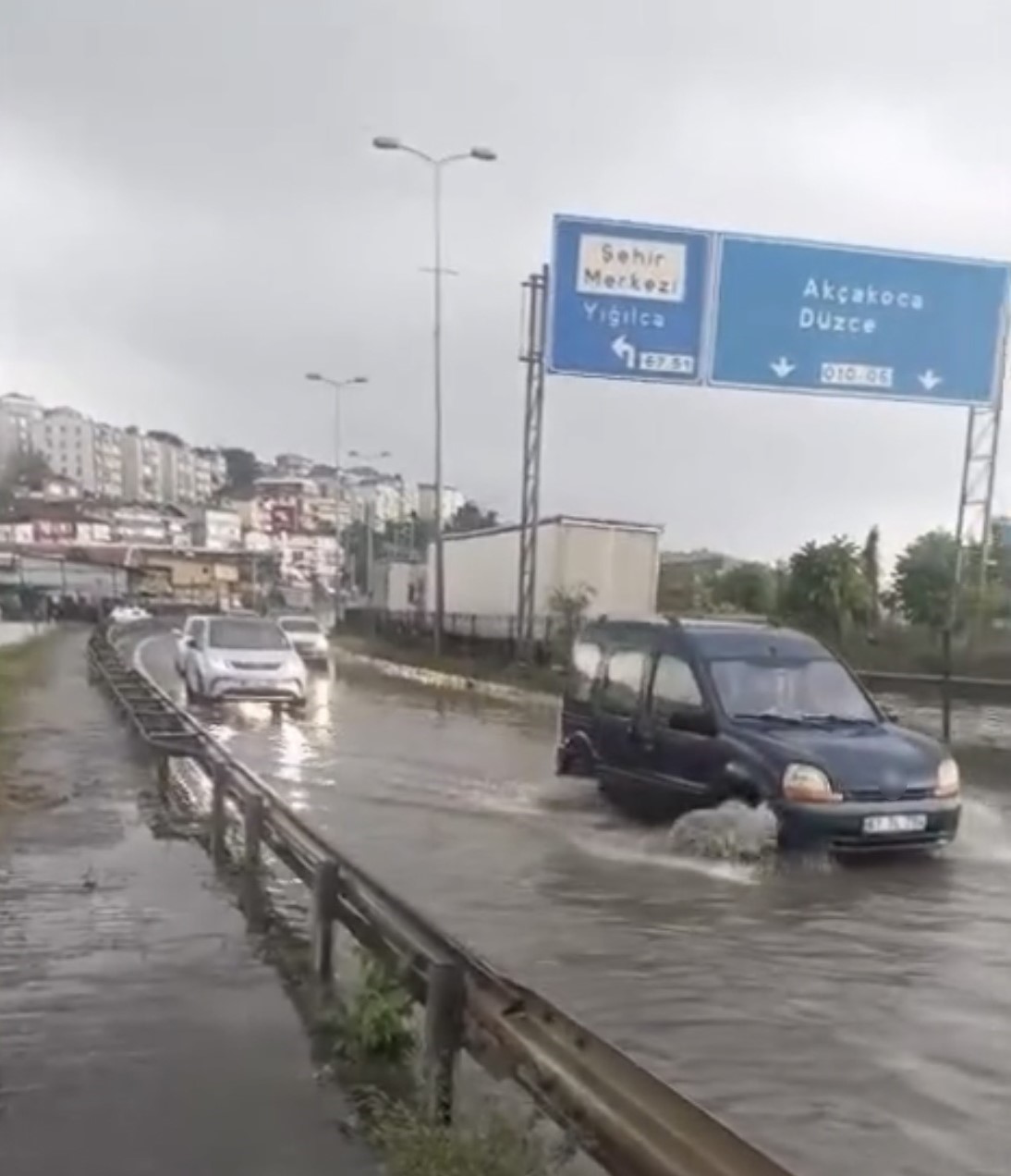 aniden-bastiran-yagisin-ardindan-su-baskini-suruculere-zor-anlar-yasatti
