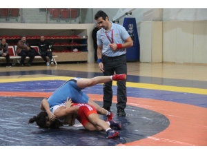 Kadın Güreşçinin Türkiye Şampiyonası’nda Kolu Kırıldı