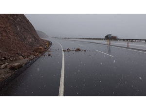 Aşırı Yağışlar Karayolunda Heyelana Neden Oluyor