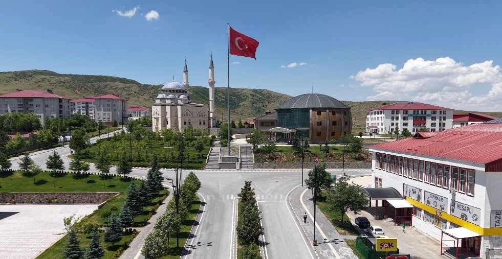istanbul-da-egitim-ve-50-bin-tl-lik-burs-bitlis-i-koklu-universitelerin-onune-gecirdi