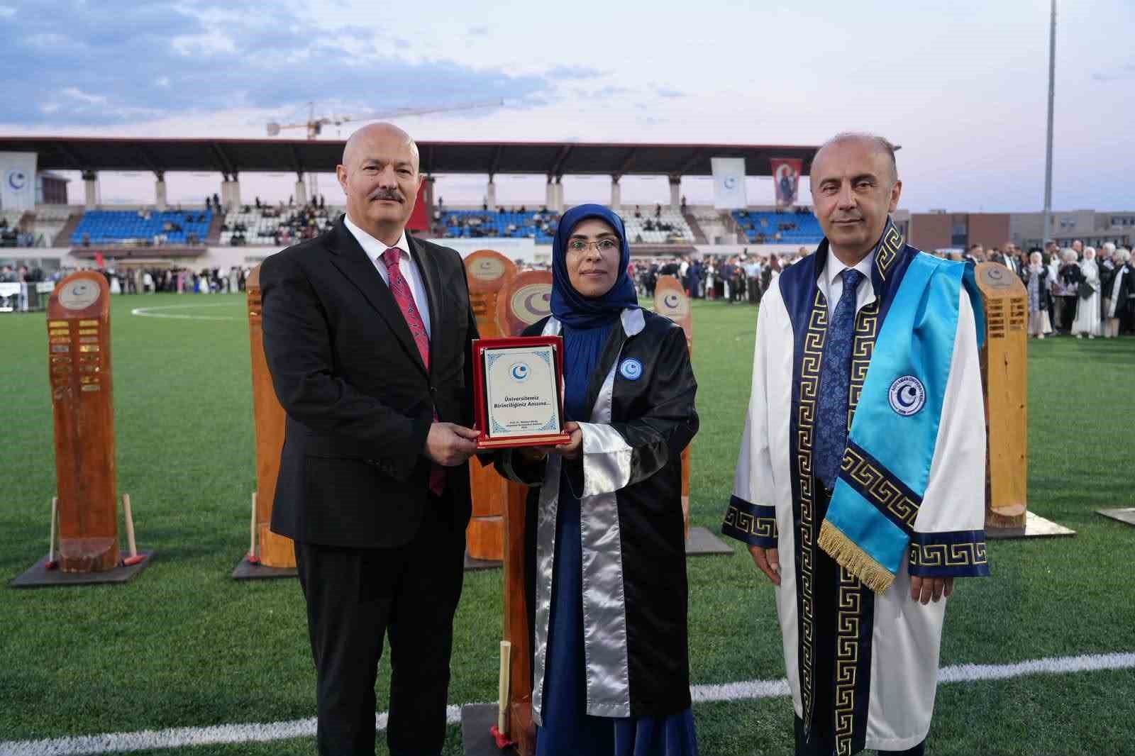 adiyaman-universitesi-nde-mezuniyet-coskusu-yasandi