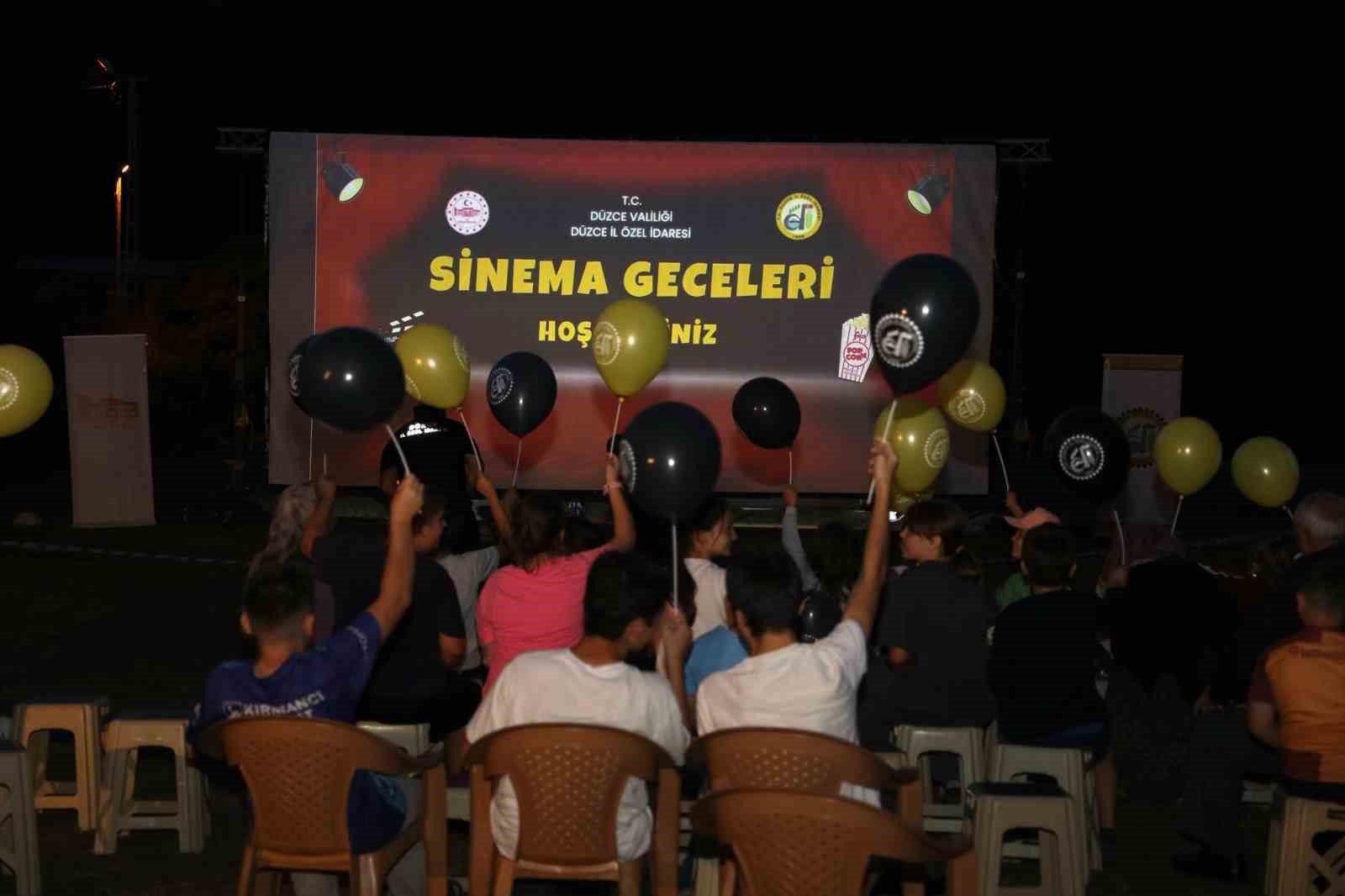 hasanlar-koyunde-nostalji-dolu-acik-hava-sinemasi