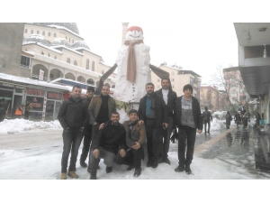 Bir Birinden Farklı Kardan Adam Yaptılar