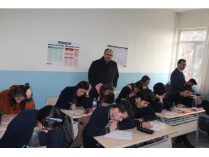 Öğrenciler Gözetmensiz Sınavda Ter Döktü