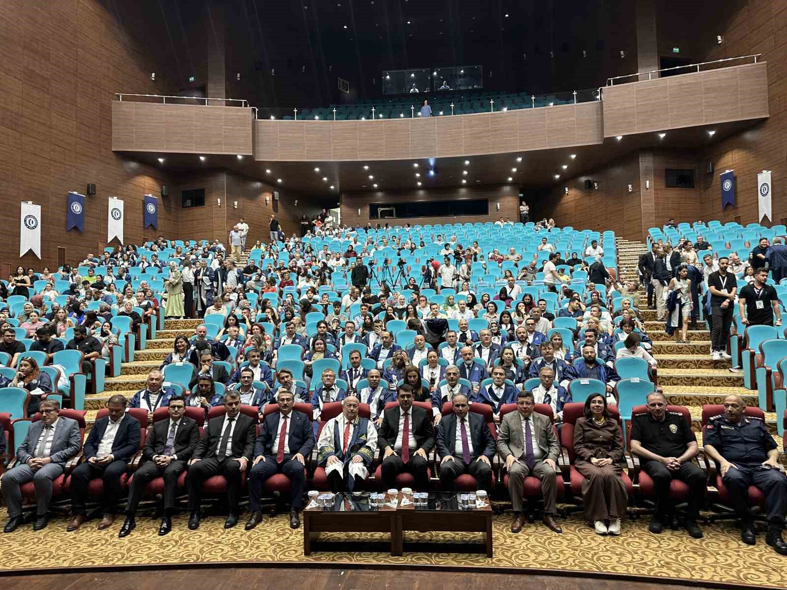 usak-universitesi-mezunlarini-mesleki-yasama-ugurladi