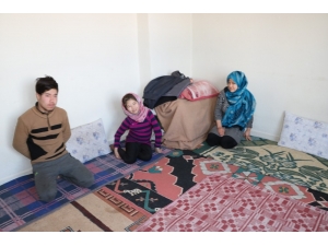 Savaştan Kaçan Afgan Kardeşler Çatı Katında Yaşam Mücadelesi Veriyor
