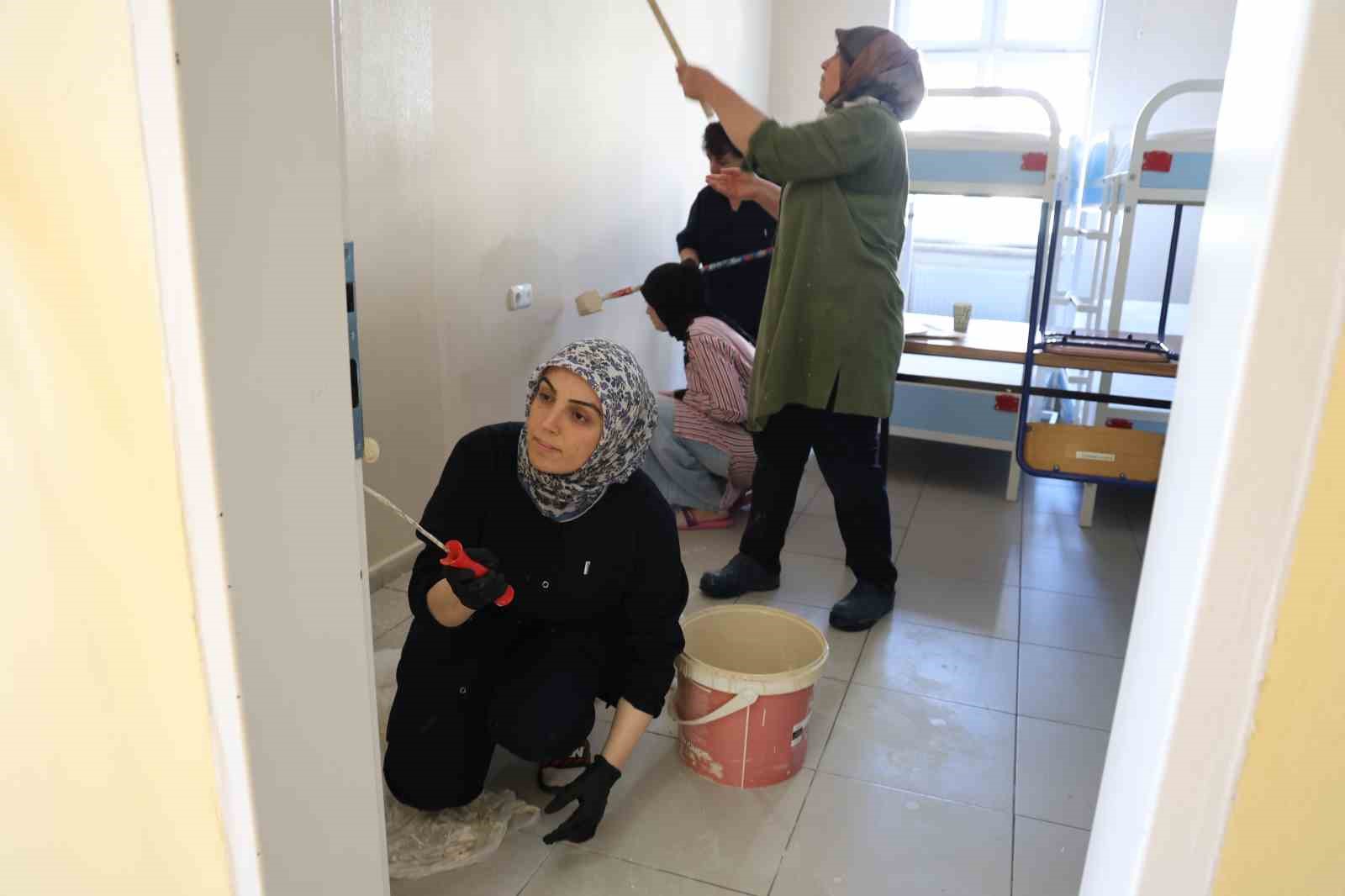 fedakar-ogretmenler-tatilde-okulu-yeni-doneme-hazirliyor