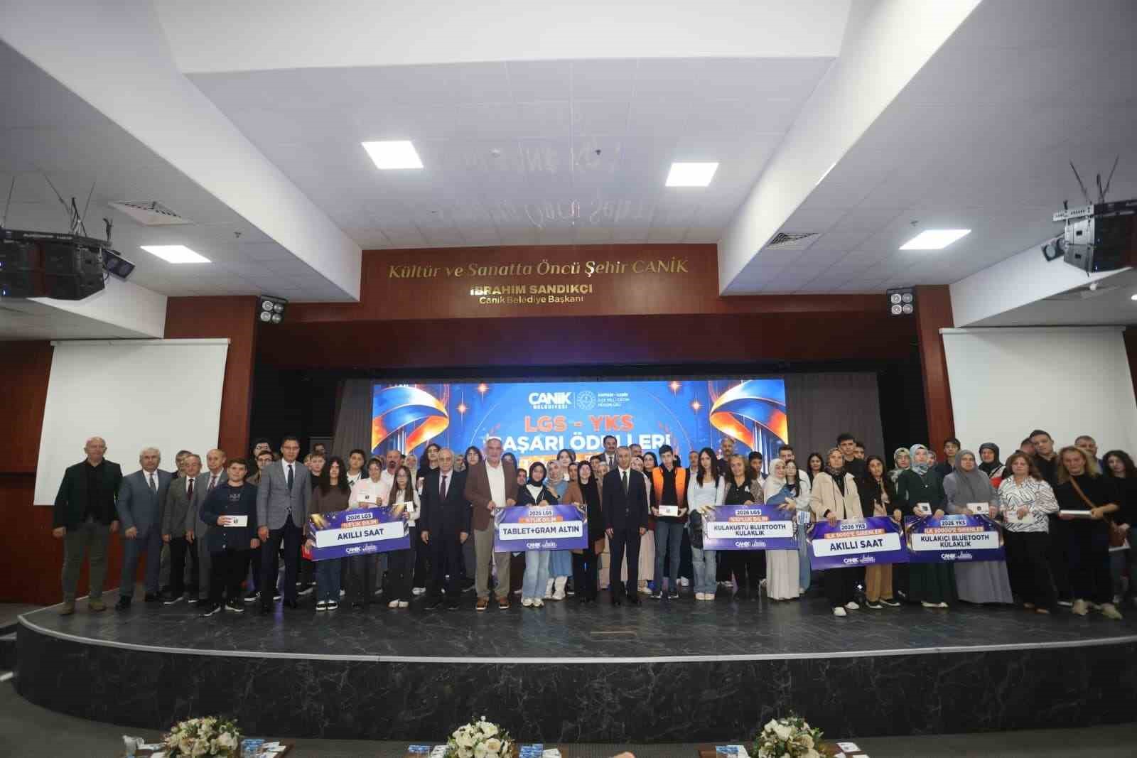yks-ve-lgs-de-dereceye-giren-canikli-ogrencilere-odul