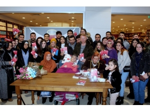 Tek Parmağı İle Yazdığı Kitaba İmza Günü Düzenlendi