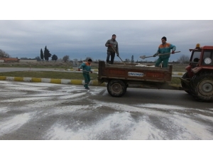 Burhaniye’de Buzlanan Yollarda Tuzlama Çalışması Yapıldı