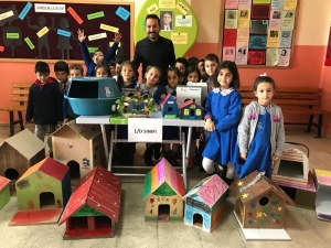Öğrenciler Atık Malzemelerden Kedi Ve Kuş Evi Yaptı