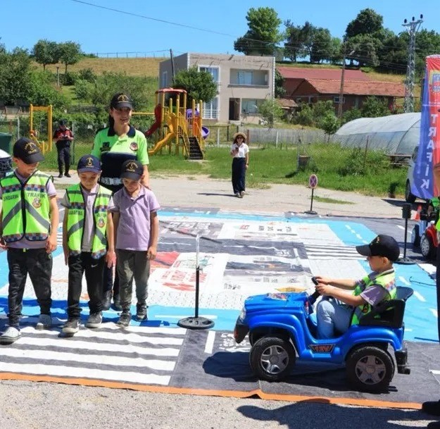 sinop-ta-jandarmadan-miniklere-uygulamali-trafik-egitimi