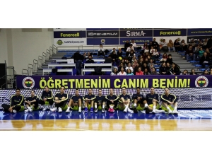 Fenerbahçe Hayatını Kaybeden Ceren Damar Şenel İçin Pankart Açtı