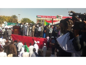 İstifası İstenen Sudan Cumhurbaşkanı, 2020’de Seçimi Kaybederse Çekileceğini Açıkladı