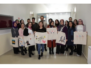 Modacı Üniversitelilerden Çevreci Bez Çanta