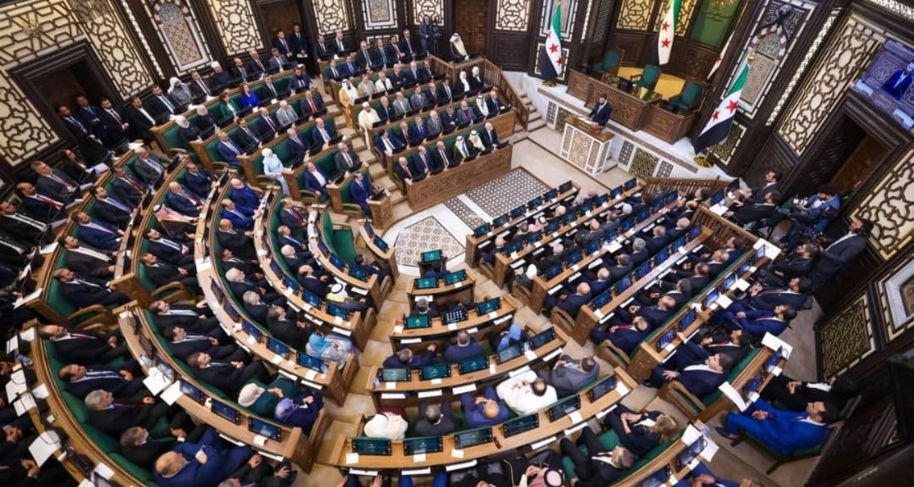 suriye-de-tarihi-an-esad-rejiminin-devrilmesi-sonrasi-ilk-halk-parlamentosu-oturumu-gerceklestirildi