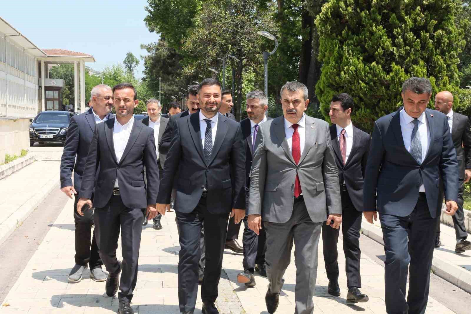 bakan-tekin-den-kagithane-belediyesi-ne-ziyaret