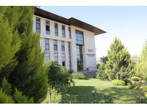 Evrensel Düzeyde Eğitimciler Hkü’ De Yetişecek