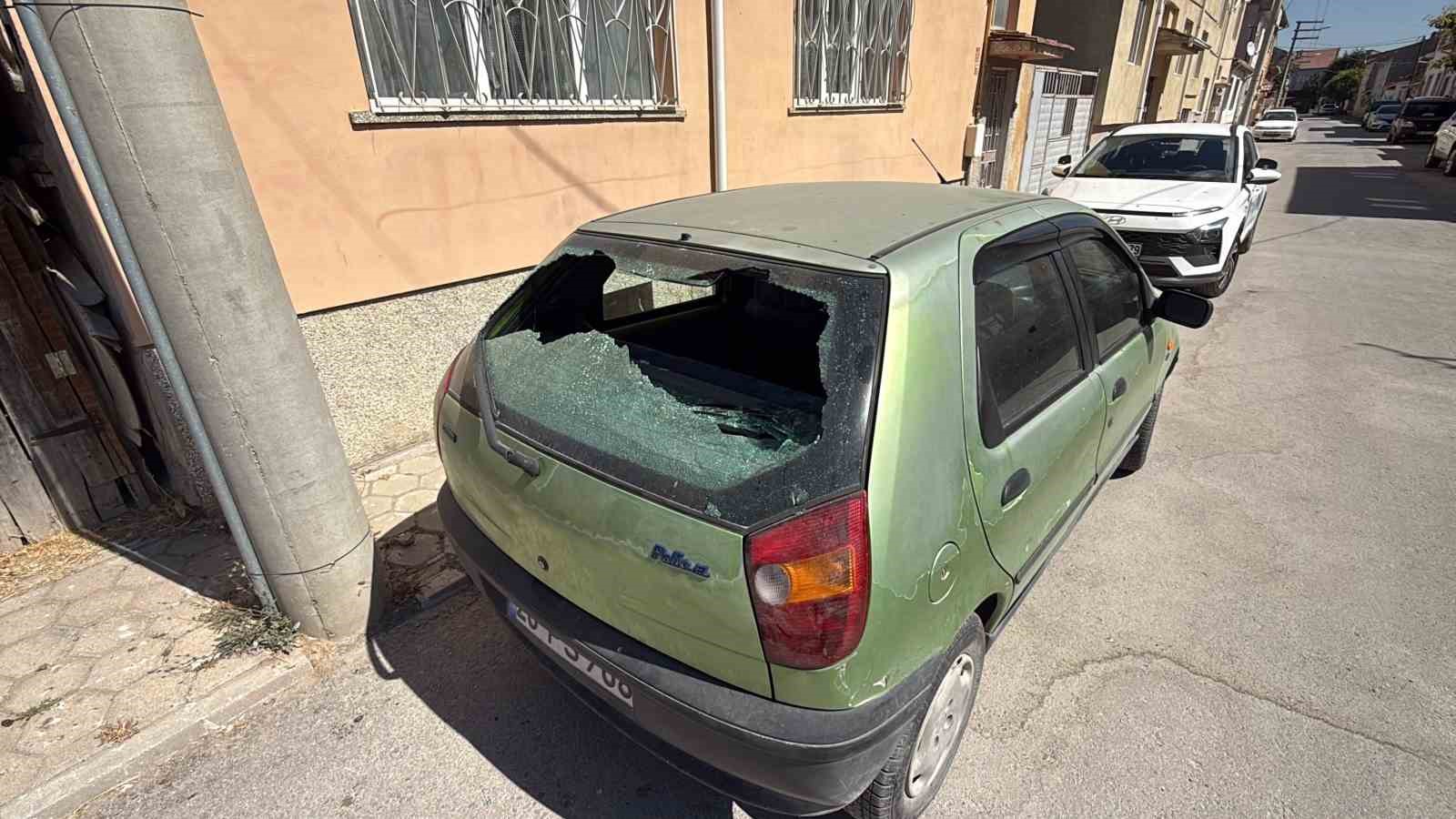 elektrik-direginden-dusen-izolator-parcasi-park-halindeki-aracinin-camini-kirdi