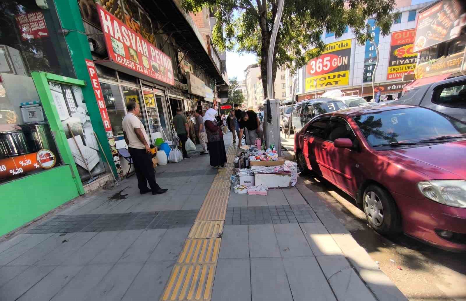 van-da-kaldirimlar-isgal-altinda-yayalar-yola-indi-turistler-ve-esnaf-tepkili