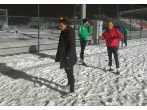 Amatör Futbolcuları Soğuk Hava Ve Kar Da Durduramadı