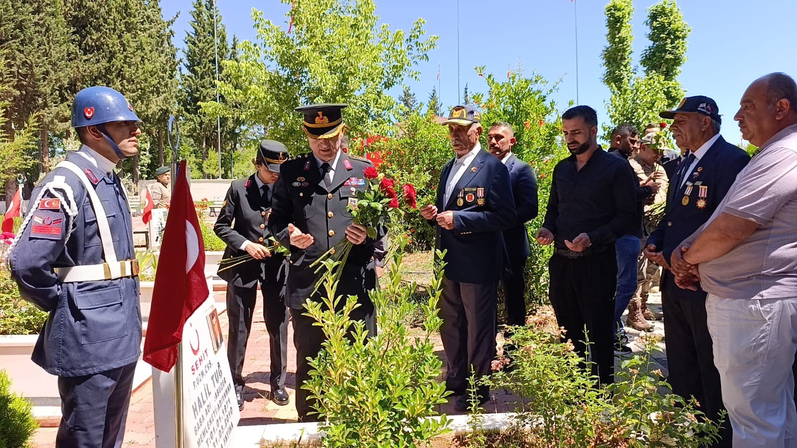 jandarmanin-187-nci-kurulus-yil-donumunde-sehitlik-ziyaret-edildi