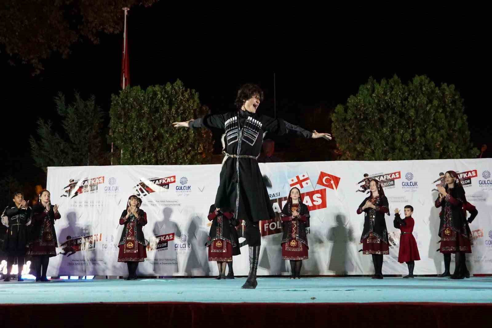 golcuk-te-folklor-ruzgari
