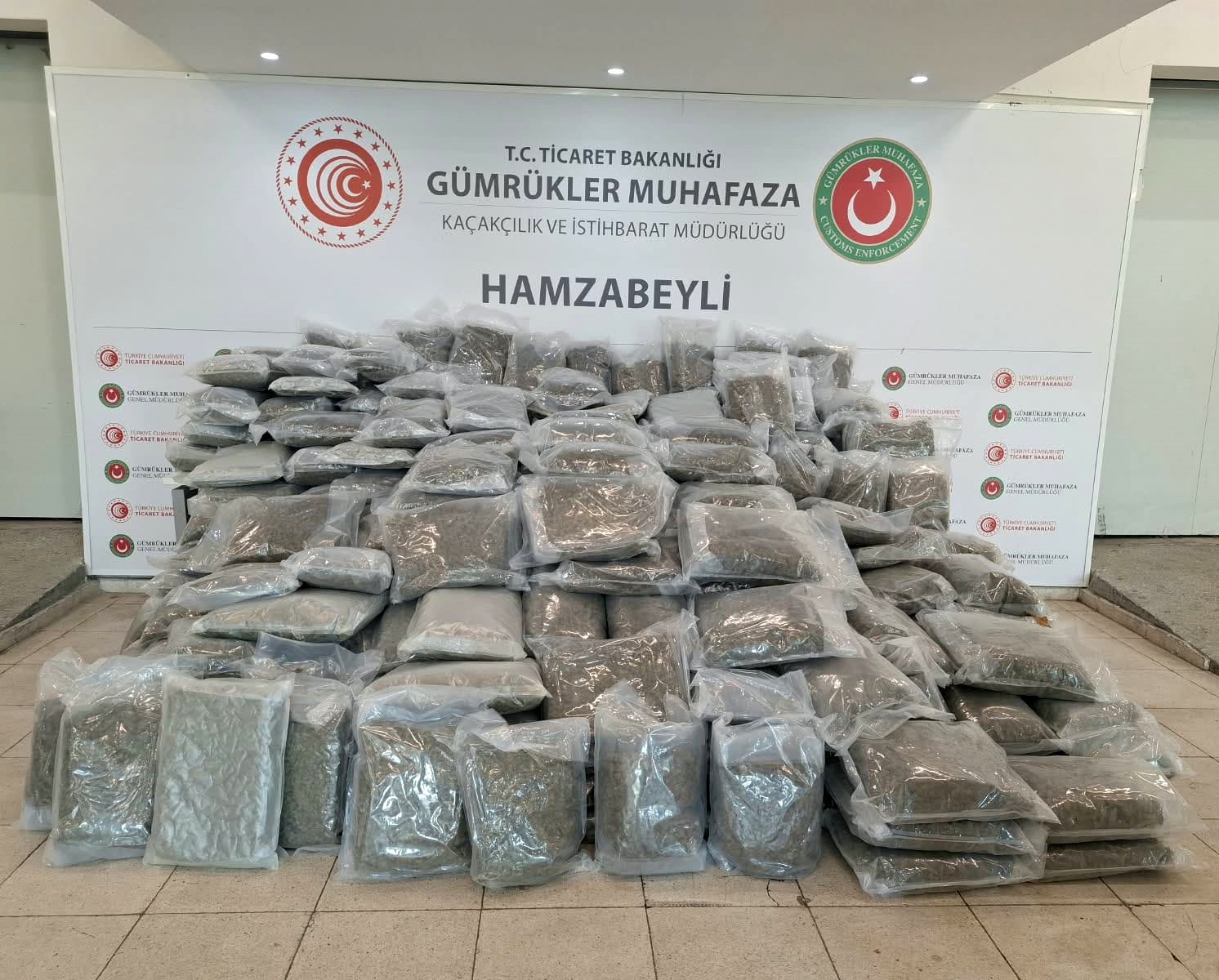 edirne-hamzabeyli-gumruk-kapisi-nda-yaklasik-288-kilogram-esrar-cinsi-uyusturucu-madde-ele-gecirildi