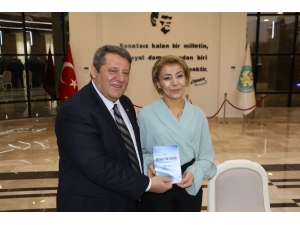 Kadın Muhtardan Şiir Kitabı