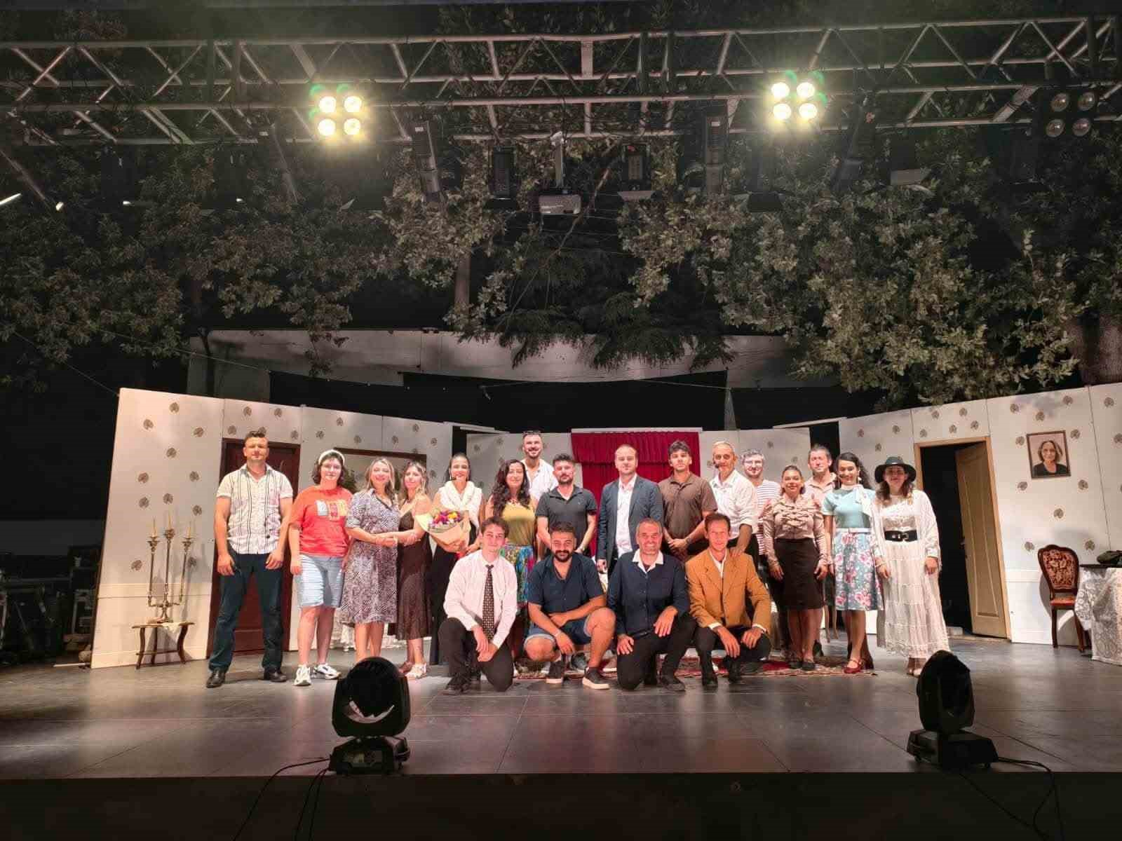 burhaniye-de-kitap-fuarinda-tiyatro-coskusu