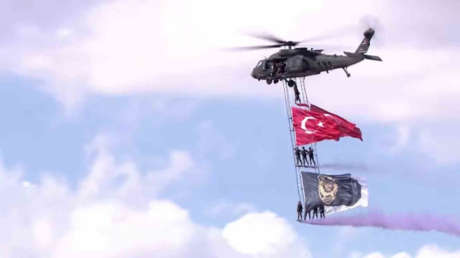 polislerin-yerli-helikopterle-turk-bayrakli-sovu-hayran-birakti