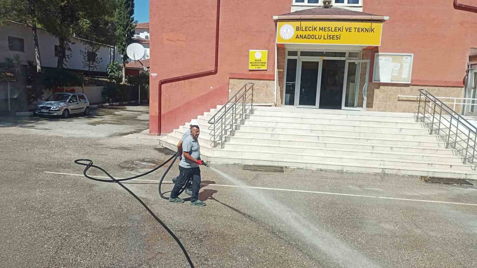okul-bahceleri-ve-oyun-sahalari-yikanarak-temizlendi