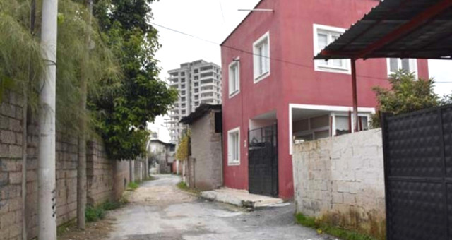 Gizemli Kazının Yapıldığı 'kırmızı Ev' Yüzünden Mahalle Sakinleri Başka Yerlere Taşındı