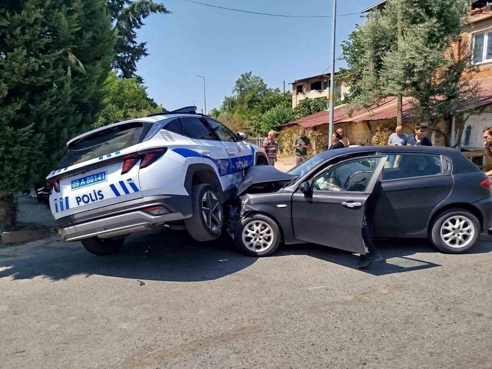 nazilli-de-polis-araci-ile-otomobil-carpisti-2-yarali