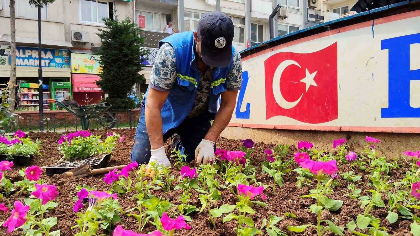 akdeniz-de-parklar-bahara-hazir-50-bin-cicek-toprakla-bulusacak