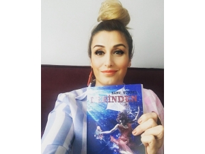 Yazdığı Romana Beste Yaptı, Sesiyle Tüm Okurlarını Şaşırttı