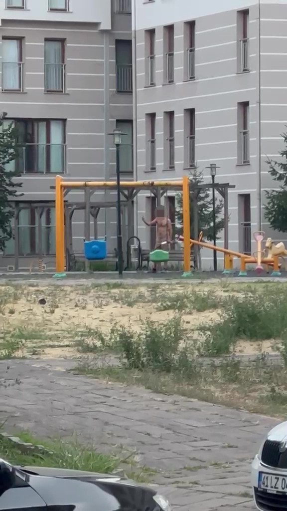 cocuk-parkinda-elinde-bicakla-cinnet-geciren-sahsi-polisler-ikna-etti