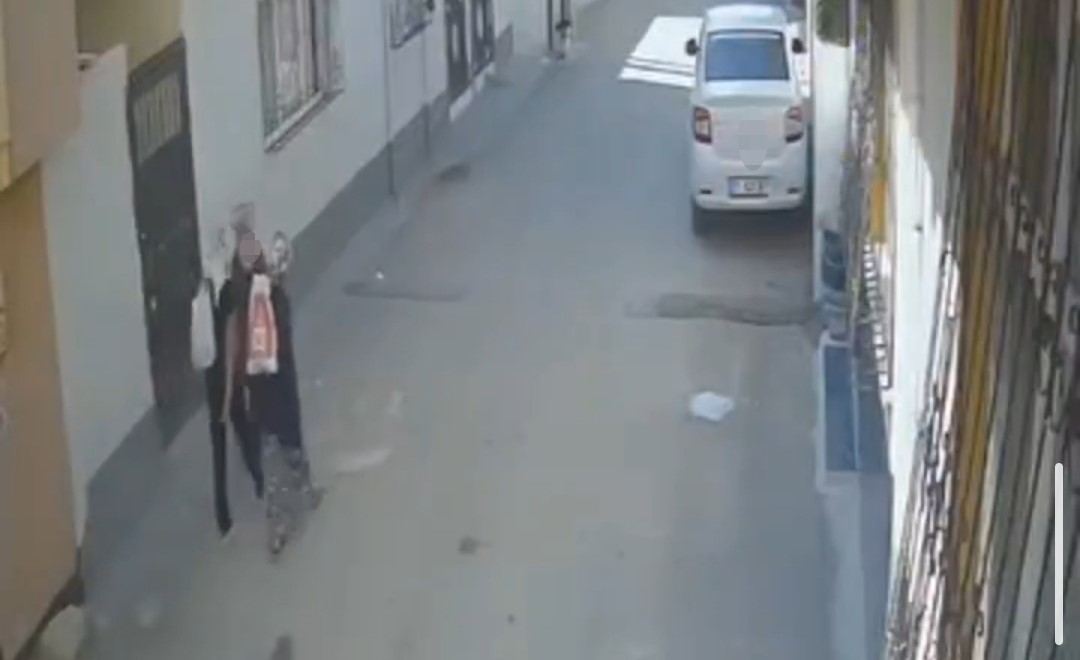 adana-da-kadin-hirsizlar-girdikleri-evden-pirinc-bulgur-makarna-ve-elektrikli-ocak-caldi