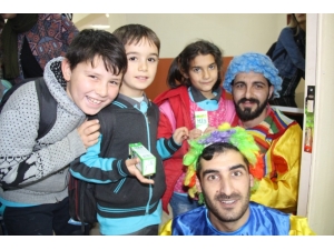 Hemşirelik Fakültesi Öğrencilerinden Miniklere Tiyatro Gösterisi