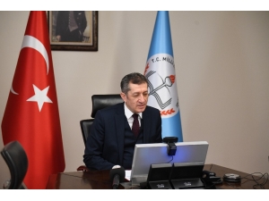 Bakan Selçuk "Hayallerinizi Sınırlandırmayın" Demek İçin Video Konferansla Derse Bağlandı