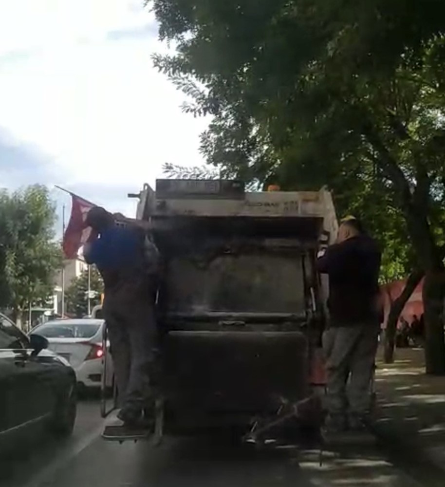 temizlik-iscileri-yerde-bulduklari-turk-bayragini-cop-kamyonun-uzerine-asti