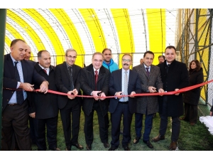 Gaün’e Bölgenin En Büyük Kapalı Halı Sahası