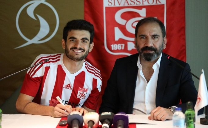 Fatih Aksoy Sivasspor'a Imzayı Attı