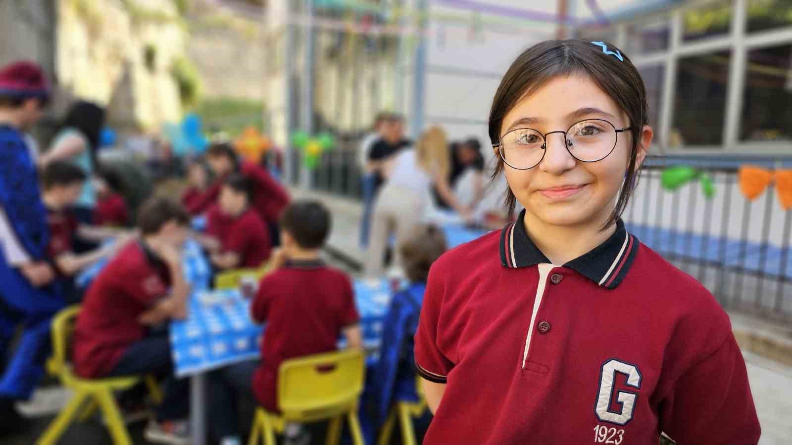 ortaokul-ogrencisi-duru-hobisini-yasitlarina-ogretiyor