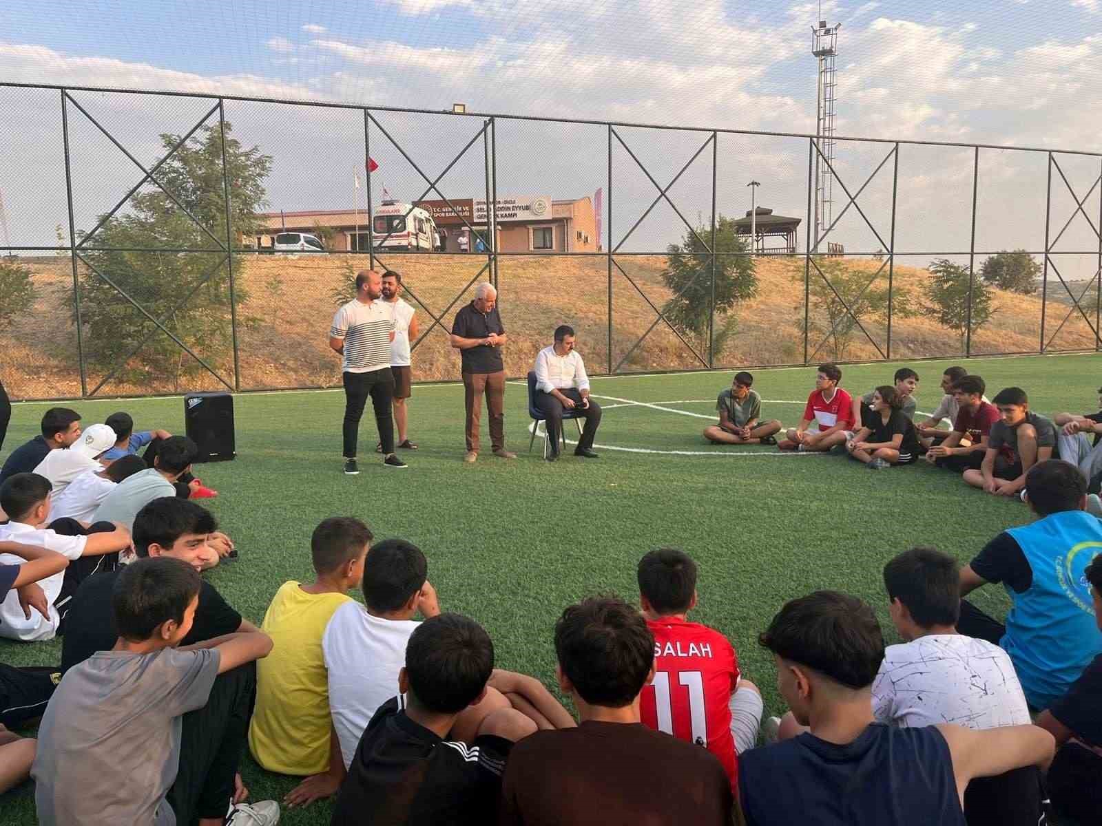 dicle-kaymakami-atis-genclerle-bir-araya-geldi